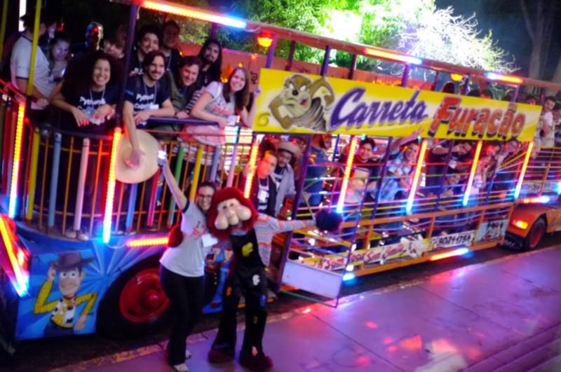 Pessoal do Caipyra foi pro bar na melhor condução possível